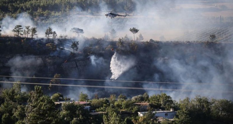 Mersin ve Hatay’daki orman yangınlarına müdahale sürüyor