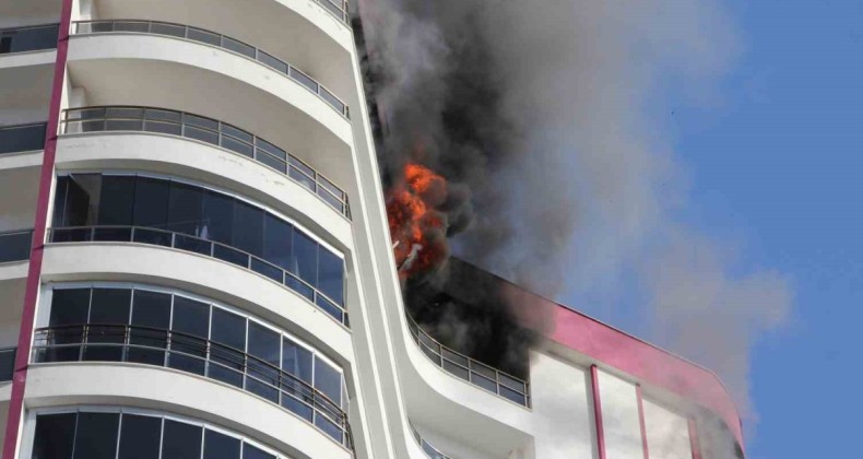 Mersin’de 18 katlı binada çıkan yangın kontrol altına alındı
