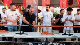 Adanalı kebapçıdan 100’üncü yıl için 100 metrelik boru kebabı