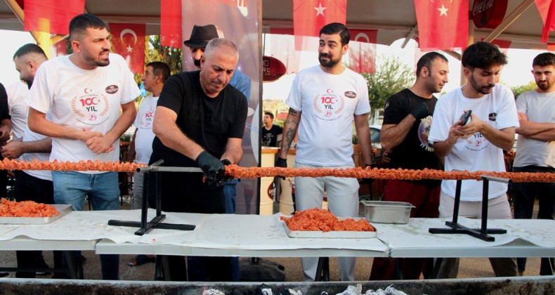 Adanalı kebapçıdan 100’üncü yıl için 100 metrelik boru kebabı