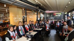 AKP Gençlik Kolları, İsrail’i protesto etmek iddiasıyla yarım saat Starbucks’ta oturdu