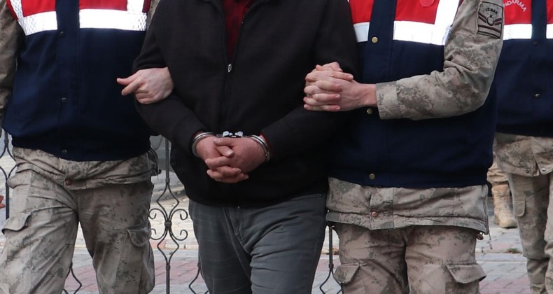 Adana’da sahte avukat tutuklandı: Kimlik, cübbe, ruhsatsız silah…