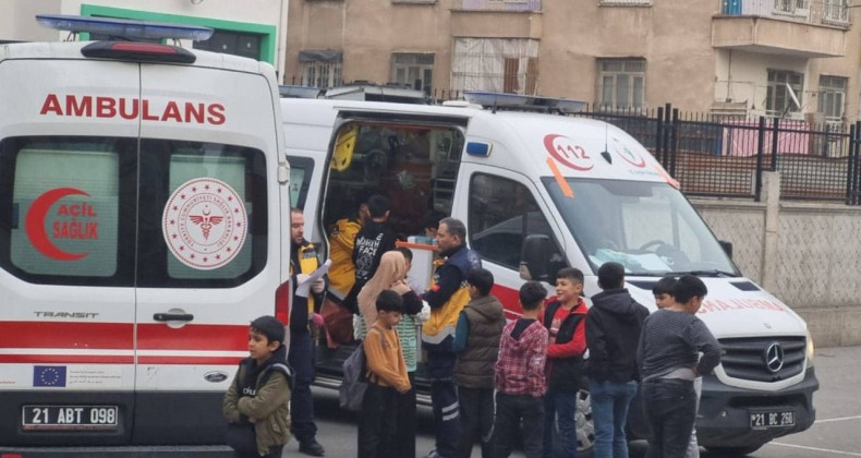Diyarbakır ve Şanlıurfa’da Öğrenciler Gıda Zehirlenmesi Şüphesiyle Hastaneye Kaldırıldı