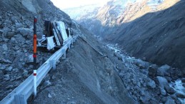 Hakkari-Yüksekova Karayolunda Meydana Gelen Heyelanda 3 Kişi Yaralandı