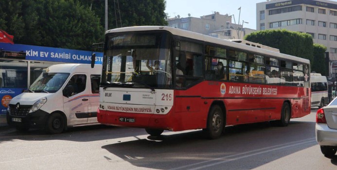 Adana’da kalp krizi geçiren yolcuyu otobüs şoförü hastaneye yetiştirdi