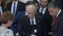 Devlet Bahçeli oyunu kullandı: Yüzündeki morluk ve kolundaki sargı dikkat çekti