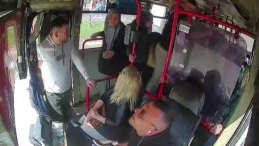 Adana’da otobüs şoförü ve muavin yolcuya sopayla saldırdı