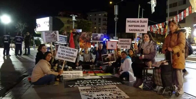 İzmir’de Eros için oturma eylemi devam ediyor