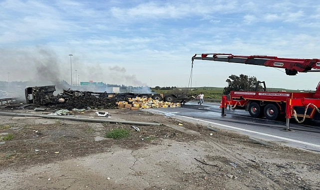 Mersin’de muz yüklü tır devrilerek yandı: 1 yaralı