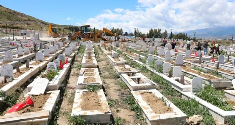 Hatay’da sağanak yağış: Depremde hayatını kaybedenlerin mezarları dağıldı