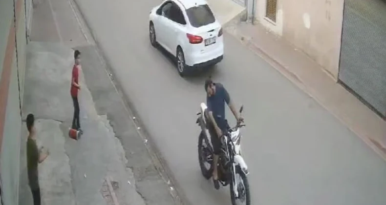 Adana’da uçurtmaya takılan motosiklet kaza yaptı