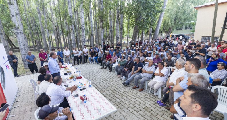 Vahap Seçer Silifke’deydi: “Hizmetlerimizi artırarak devam ettireceğiz”