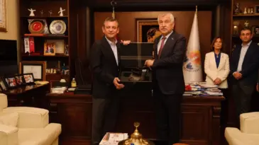 CHP lideri Özel’den Adana’ya ziyaret: “Ülkeyi yönetmeye talibiz”