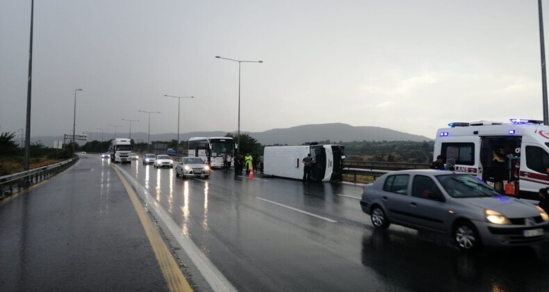 Tarım işçilerini taşıyan midibüs devrildi: 12 yaralı