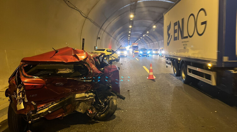 Niğde-Adana Otoyolu’nda iki araç çarpıştı: 4 yaralı