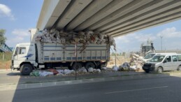 Adana’da odun yüklü kamyon köprü altına sıkıştı