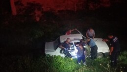 Adana’da otomobil dere yatağına düştü: 2 yaralı