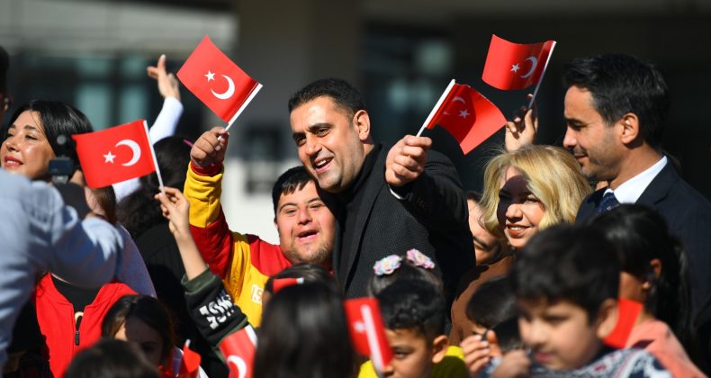 Çukurova Belediyesi, özel gereksinimli bireylere yönelik şenlik düzenledi